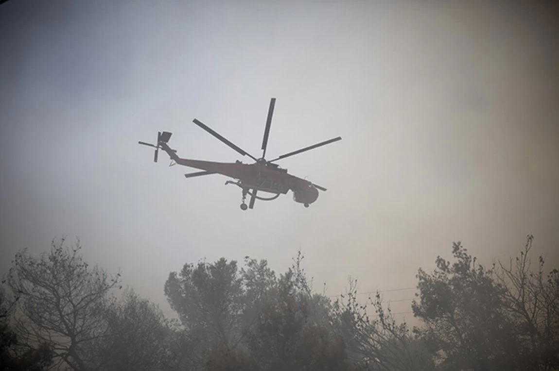 Βλάβη στο ελικόπτερο που συμμετείχε στην κατάσβεση της φωτιάς στο Λαγονήσι – Το επισκεύασε επιτόπου ο πιλότος (βίντεο)